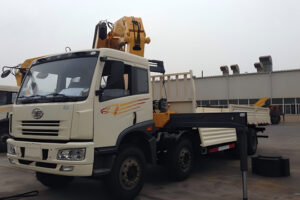 TRUCK WITH LOADING CRANE