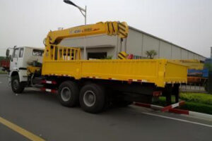 TRUCK WITH LOADING CRANE